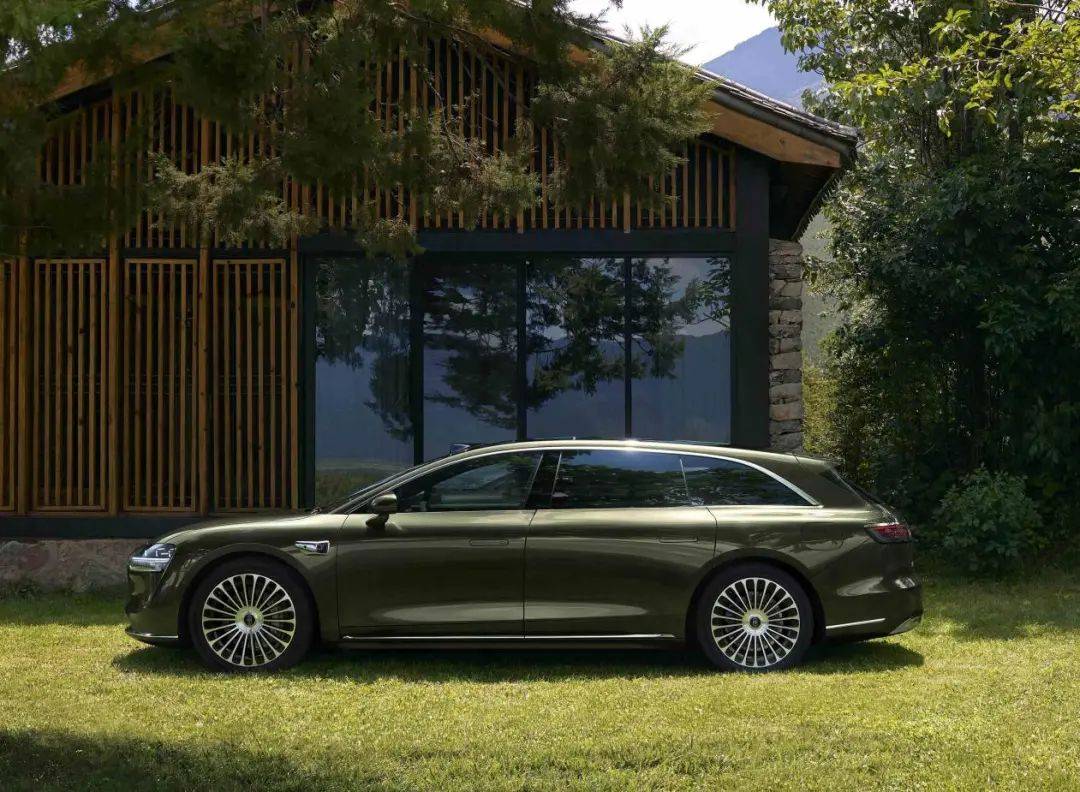 5.1米旅行車,可油可電,續(xù)航1305km,帶冰箱大沙發(fā),18日預(yù)售