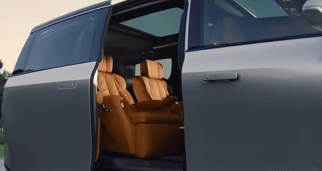 別克至境世家MPV座艙信息公布:配備前排三聯屏、后排4K智慧屏等