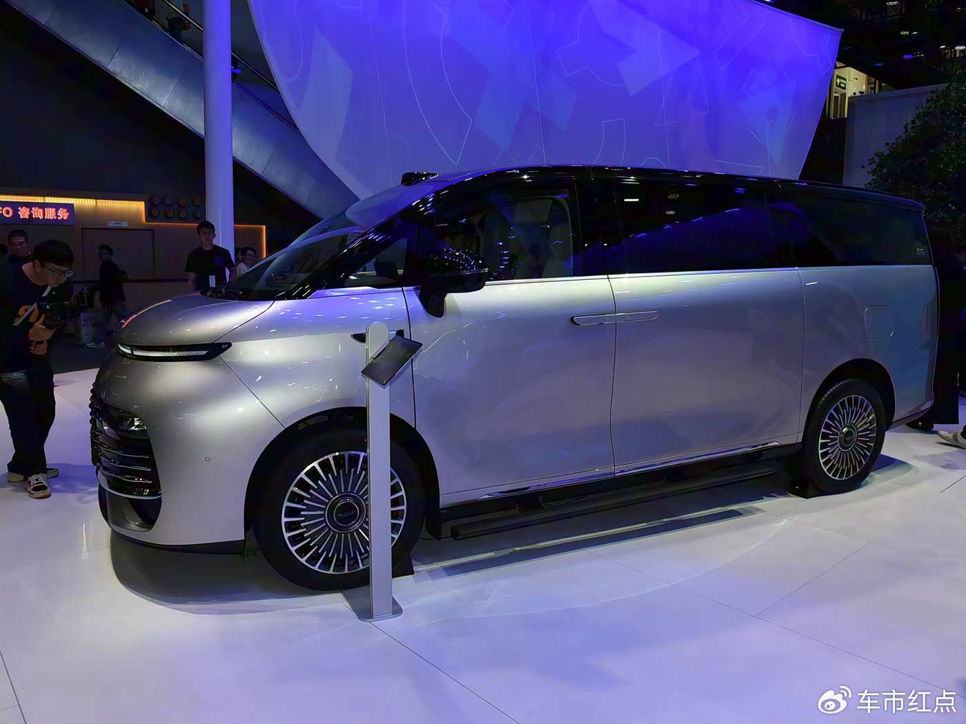 6/7/8座三種布局 實拍吉利銀河V900